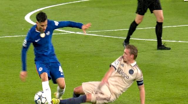 切尔西客场战胜阿贾克斯，提前锁定小组出线(切尔西44阿贾克斯全场录像)