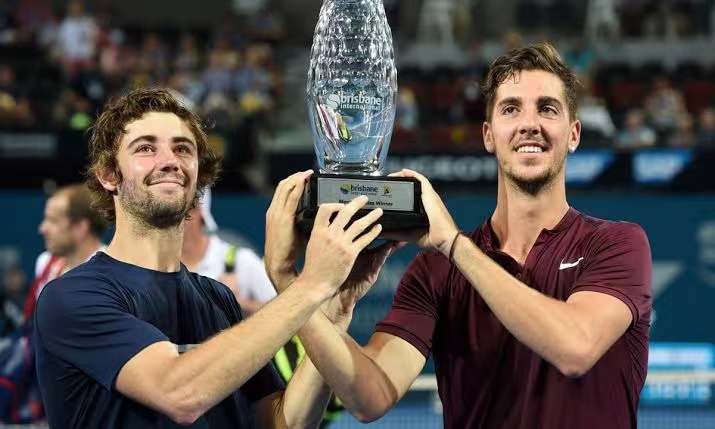 包含汤普森在比赛中表现抢眼,为球队带来胜利和荣誉的词条 包含汤普森在比赛中表现抢眼,为球队带来胜利和荣誉的词条