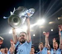 曼城连续取胜，稳居积分榜首席位置(曼城成绩)